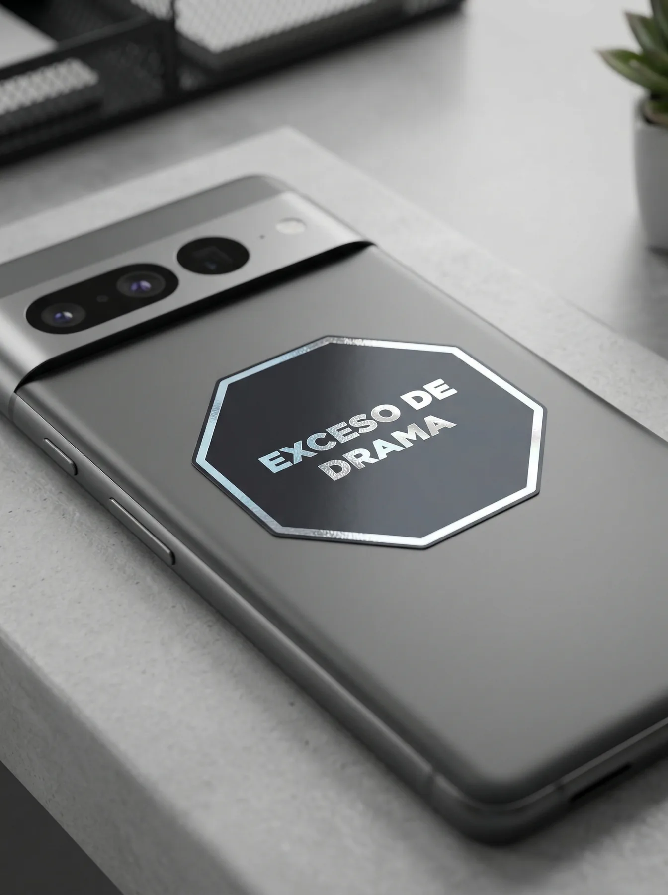 Celular con sticker Exceso de drama