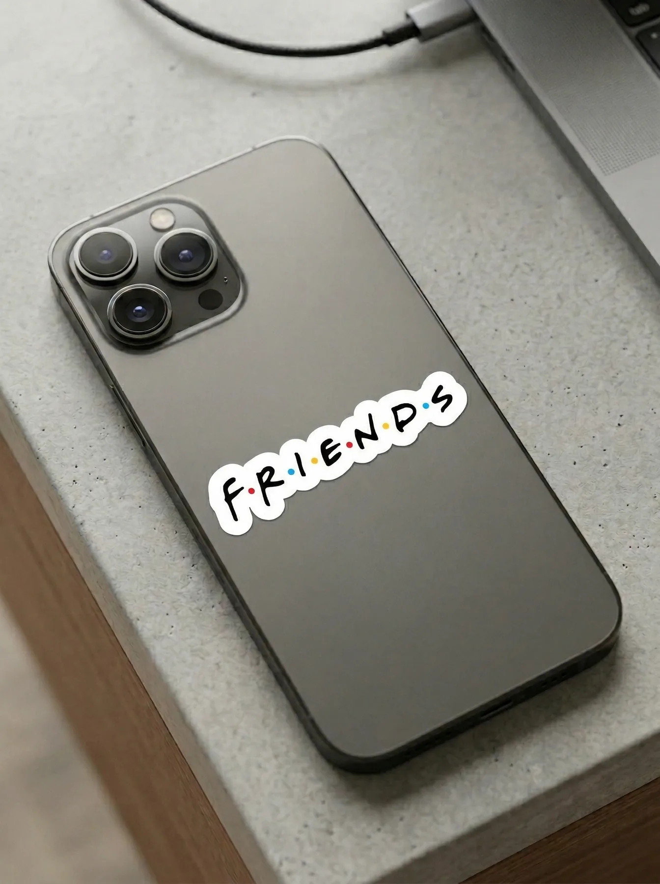 Celular con sticker Friends
