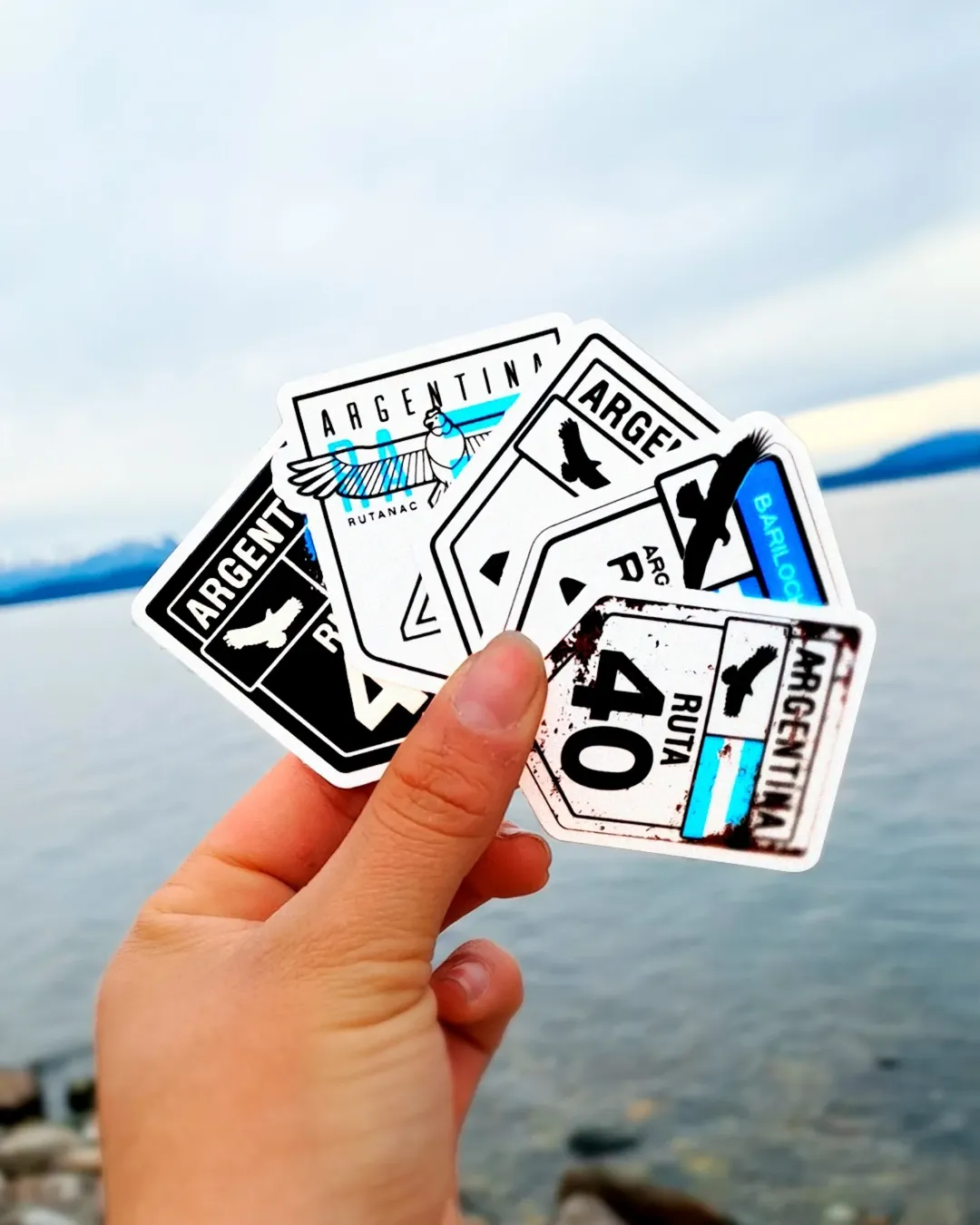 Stickers de Patagonia junto al lago